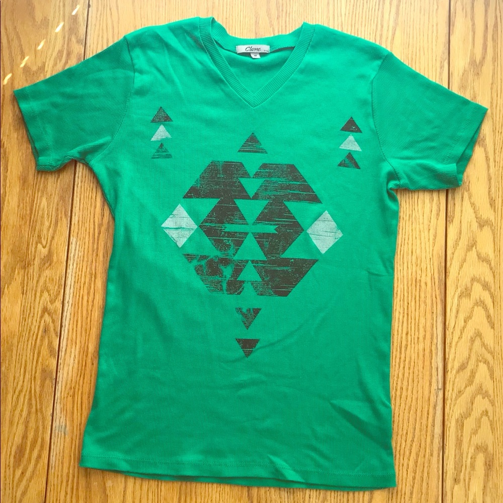 Graphic knitted stretch fitted shirt.